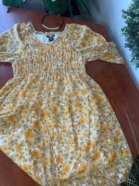 🌼 retro daisy smocked bodice Flutter long sleeves Lightweight Lined in white